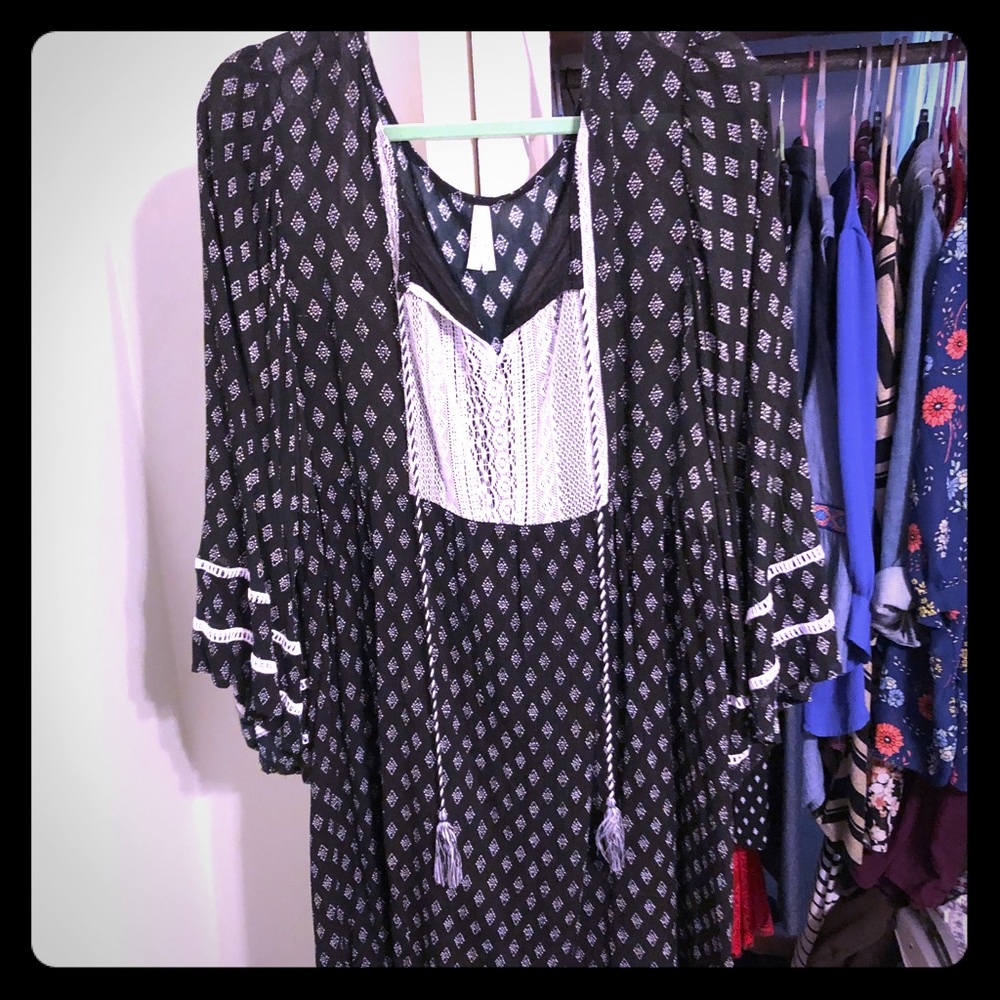 Peasant bell sleeve black and white dress